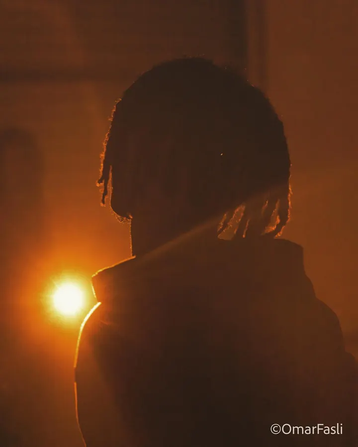 Performer from behind with an orange backlight